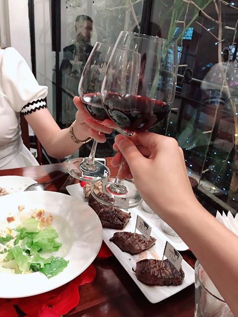 khach-dung-bua-tai-nha-hang-elsol-meat-and-wine