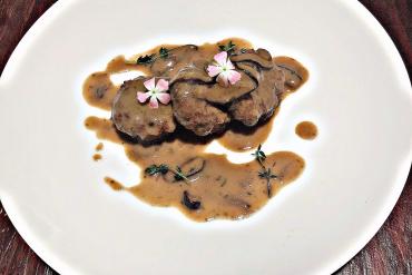 MINI STEAK WITH MUSHROOM GRAVY